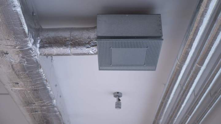 Gaines de ventilation isolées et raccordées dans un bâtiment moderne, montrant une installation propre et conforme aux normes pour une performance énergétique optimale.